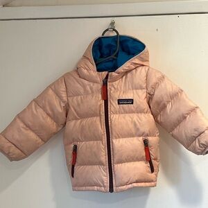 Patagonia pearl light pink coat 6-12M fits generously and fit to 2T